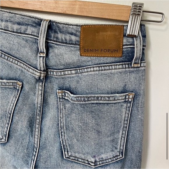 Aritzia Denim Forum The Yoko High Rise Slim Jean
Light Blue size 24 - Picture 9 of 16